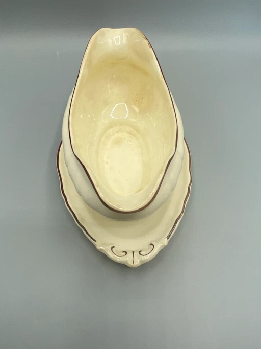 Villeroy & Boch Wallerfangen Salsiera in maiolica, corpo scanalato, fascia in cioccolato, fine XIX secolo. (photo 2 of 6)