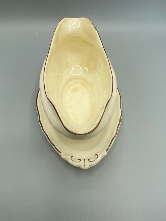 Villeroy & Boch Wallerfangen Salsiera in maiolica, corpo scanalato, fascia in cioccolato, fine XIX secolo. (photo 2 of 6)