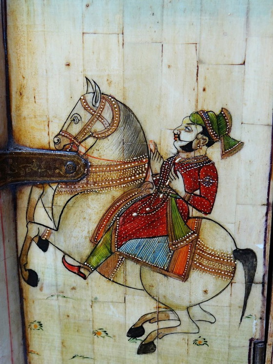 Image 1 of Espejo de ventana de Rajastán en hueso pintado a mano con decoración ecuestre, antiguo, principios del siglo XX.