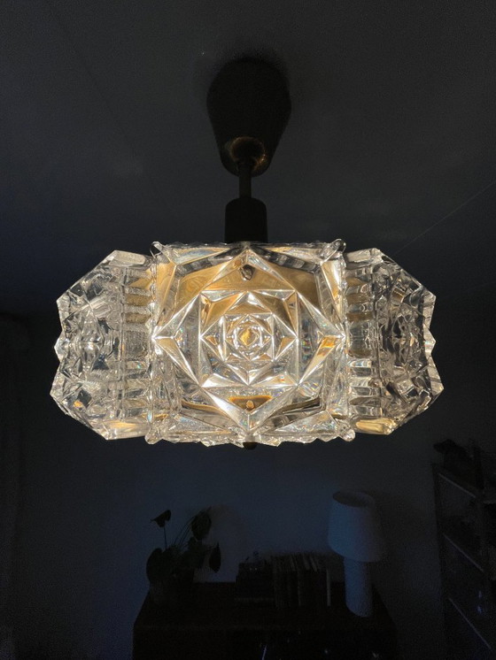 Image 1 of Scandinavisch moderne plafondlamp van messing en kristal – jaren 60 – toegeschreven aan Carl Fagerlund