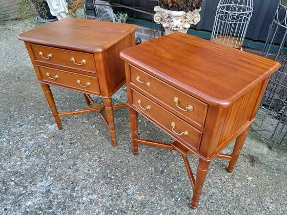 Image 1 of Mesitas de noche clásicas de caoba, mesas auxiliares, cómoda - Dimensiones 60x40 cm y 76 cm de alto