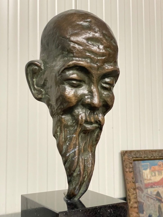 Image 1 of Une sculpture en bronze exceptionnelle représentant un homme asiatique