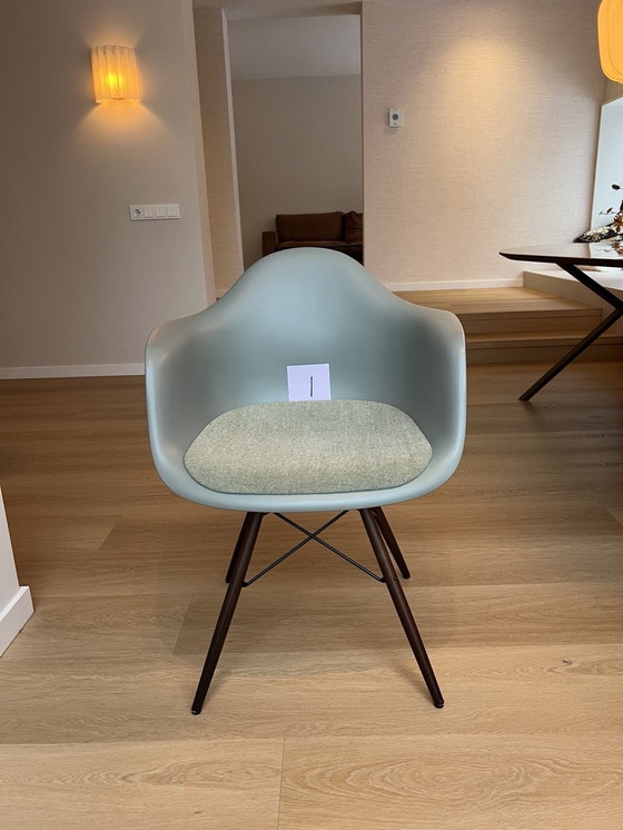Image 1 of 6 sillas Vitra Eames DAW con cojines de asiento fijos