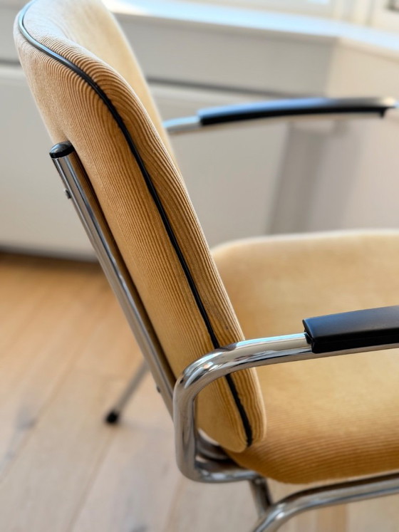 Prachtige gele Gispen de wit stoel met zwarte bies, Fauteuils, Kunststof, Textiel (foto 3 van 8)