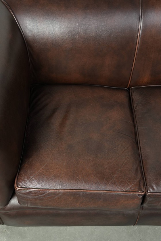 Lussuoso divano Chesterfield in morbida pelle bovina marrone, dal look inglese senza tempo. – Divani 2 posti (photo 5 of 16)
