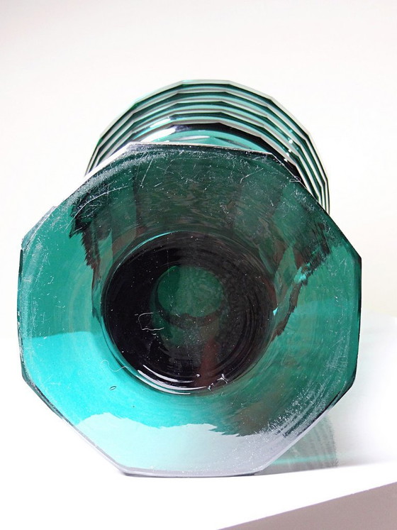 Large Antique Art Deco Cut Emerald Crystal Vase, Bohemia 1920-1930 – Bohême (photo 14 of 14)