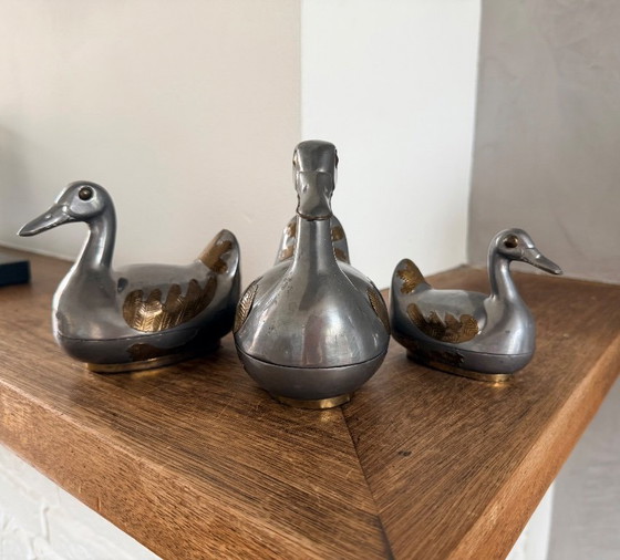 Image 1 of Tres preciosos patos de peltre de la década de 1970 procedentes de Hong Kong.