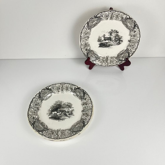 Image 1 of Trio antieke Sarreguemines U&C-borden, jachtscène, 1850 - 19e eeuw, zwart aardewerk, De hinde, Gems, Vos