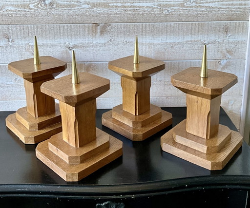 Juego de 4 candelabros de altar de roble francés, circa 1940.