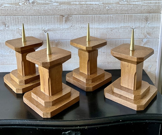 Image 1 of Juego de 4 candelabros de altar de roble francés, circa 1940.