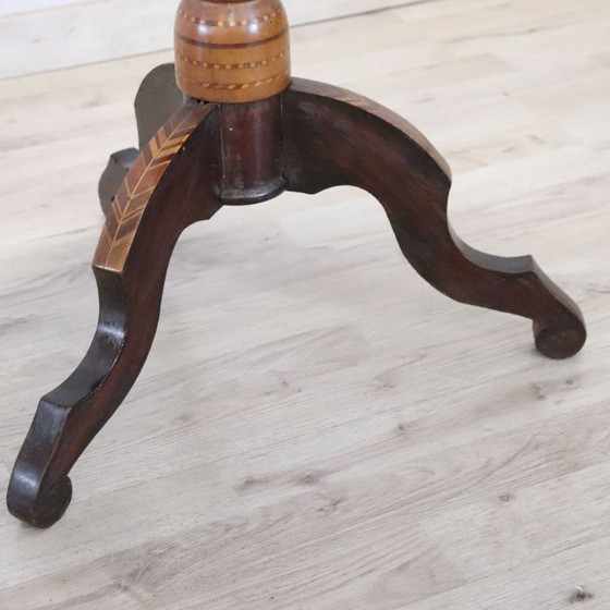 Image 1 of Antieke bijzettafel van notenhout met inlegwerk, Italië, 19e eeuw