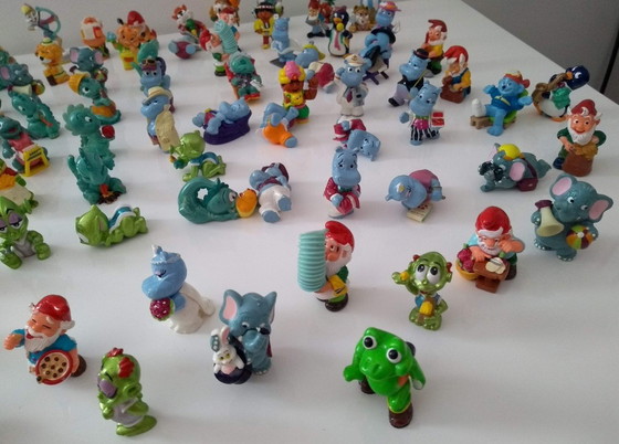 Image 1 of Kinder Surprise eierfiguurtjes, lot van 90 stuks. Periode: jaren 1990/2000, gespeeld.