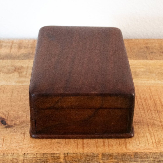 Image 1 of Boîte à bijoux vintage de style moderne du milieu du siècle : bois de noyer aux bords arrondis