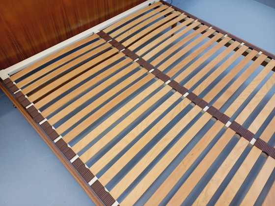 Image 1 of Lit double vintage style scandinave en teck des années 60 avec chevets lumineux intégrés et sommier