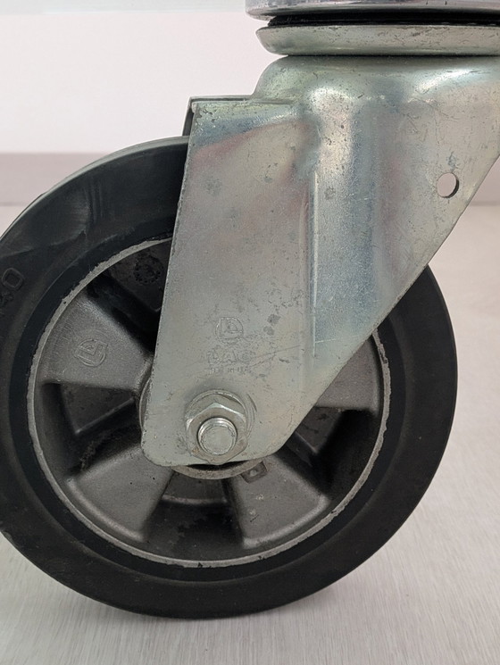 Image 1 of Table basse - Cristal - Table basse en cristal, sur roulettes, dans le style de Gae Aulenti