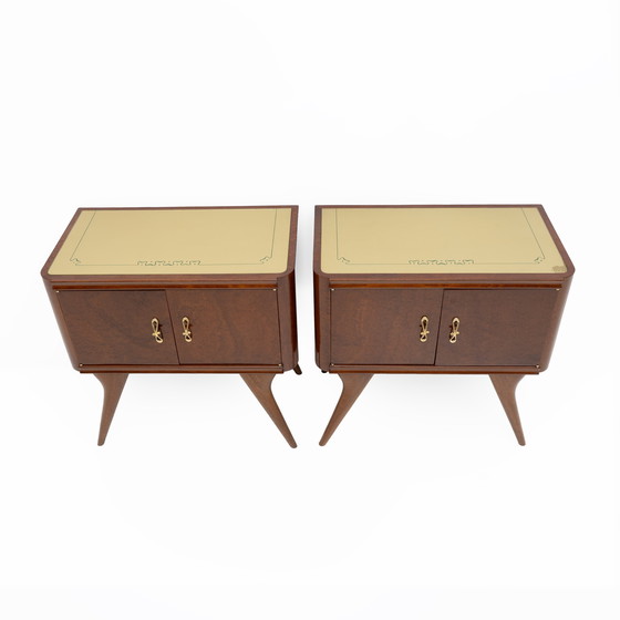 Image 1 of Paire de tables de nuit italiennes modernes du milieu du siècle en noyer et racine de thuya, années 1950