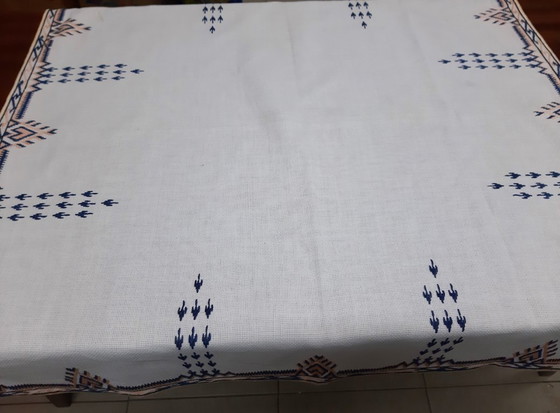 Image 1 of Nappe vintage brodée à la main 78 x 75 cm