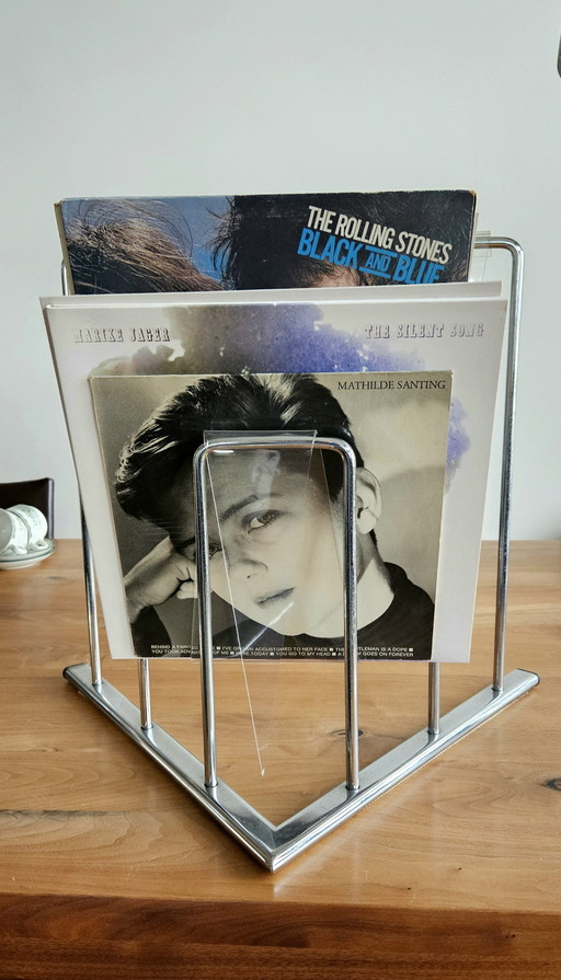 El revistero/estante para discos de vinilo de estilo vintage fue diseñado por Markus Börgens para D-Tec.