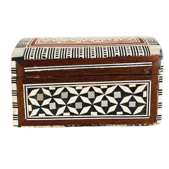 Image 1 of Vintage Khatam geometrische houten sieradendoos parelmoer inlegwerk hout 1970's