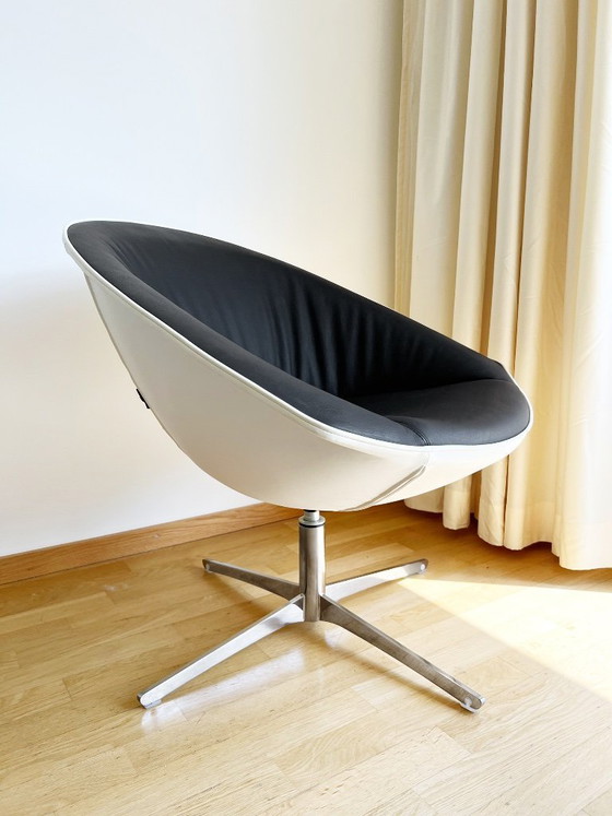 Fauteuil lounge pivotant design Kastel Krokus, cuir noir et crème, chrome – Leather (photo 4 of 7)