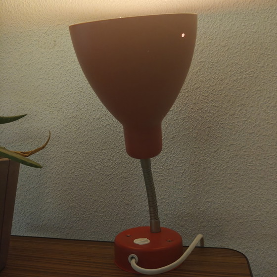 Image 1 of Lampe col de cygne rouge vintage IKEA Postmoderne – Applique ou lampe de table – Design scandinave années 90