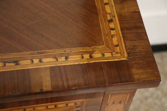 Image 1 of Cómoda antigua de nogal con incrustaciones, Italia, siglo XVIII, restaurada