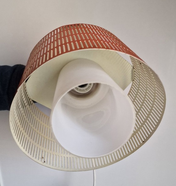 Image 1 of Vintage koraalkleurige opengewerkte metalen hanglamp