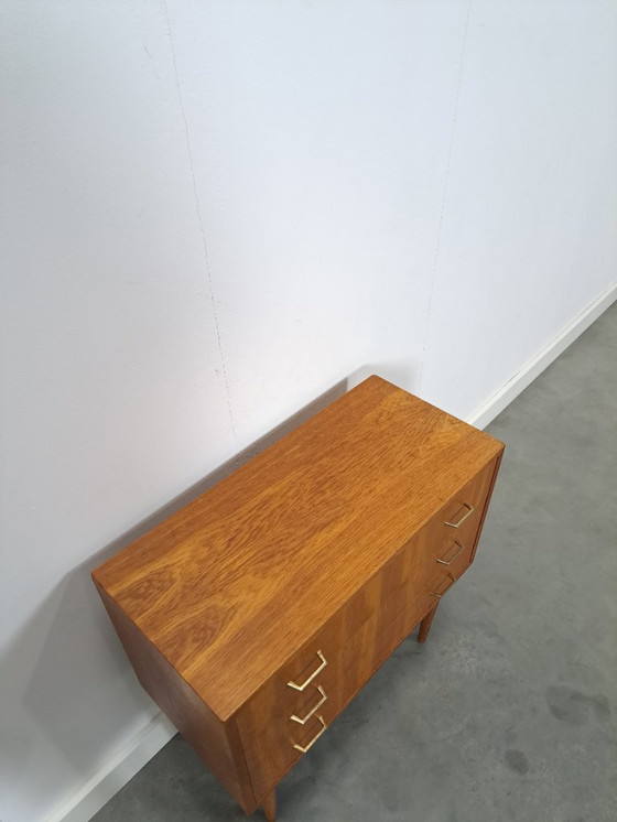 Image 1 of Cómoda danesa con patas altas y tiradores dorados.