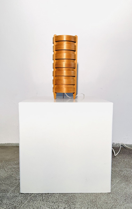 Image 1 of LÁMPARA CILÍNDRICA DE MADERA DE PINO A LA MANERA DE HANS-AGNE JAKOBSSON, SUECIA, HACIA 1960