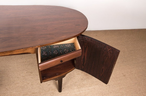 Image 1 of Bureau Danois ovale en palissandre par Gunni Omann 1960.