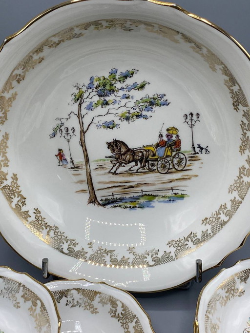Servizio da dessert in porcellana Limoges CD, con scene policrome di passeggiate equestri e fregio dorato, 9 (photo 2 of 6)