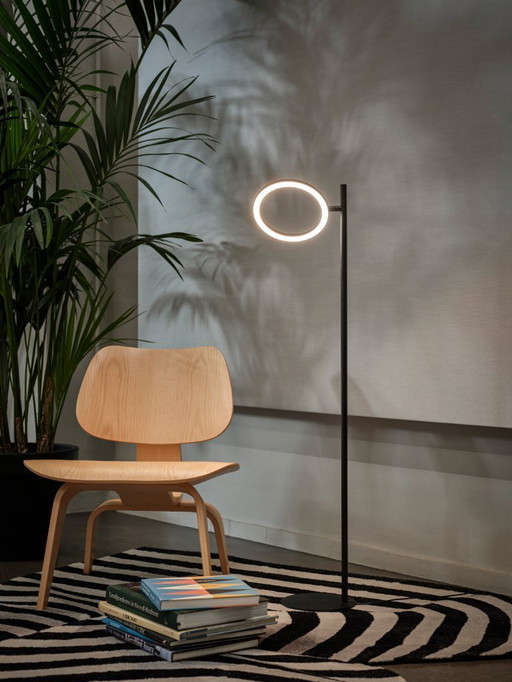 JAPTH Echo Slim floor lamp with rotating ring in black