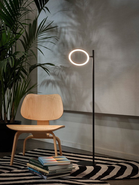 Image 1 of JAPTH Echo Slim floor lamp with rotating ring in black