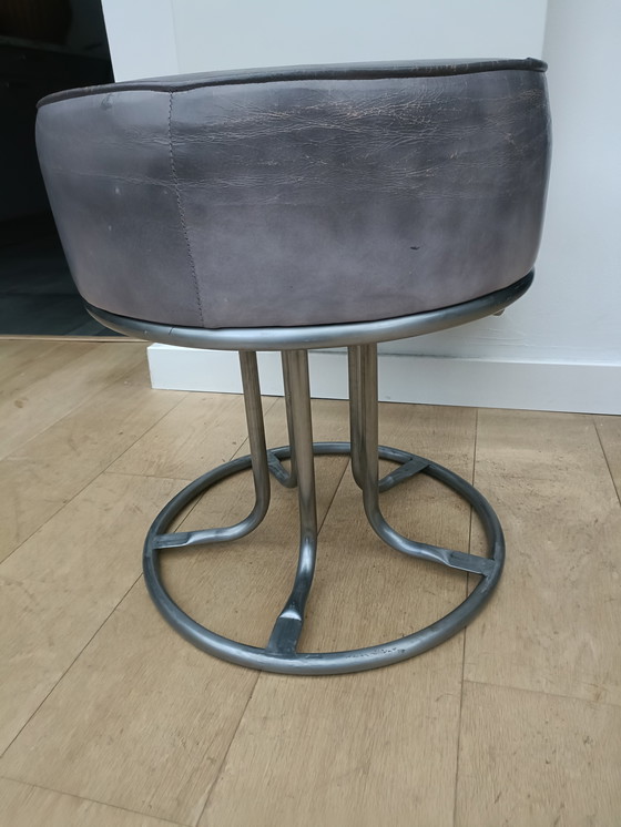 Image 1 of pouf en cuir gris