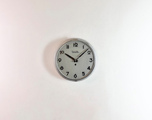 Reloj de pared industrial francés gris de Vedette, años 50