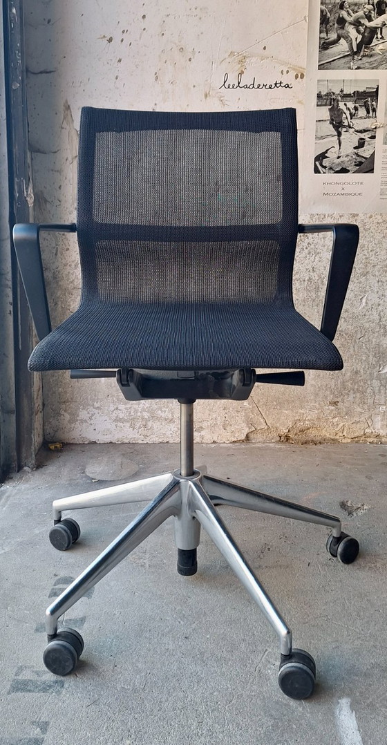 Image 1 of Chaise de bureau VITRA Physix réglable en maille noire sur roulettes