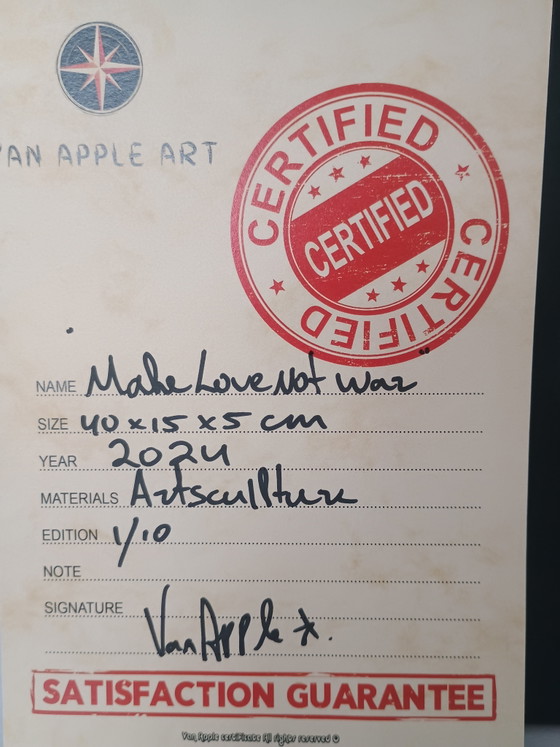 Make Love Not War - Van Apple – Beeldhouwkunst, Plastic (photo 5 of 9)
