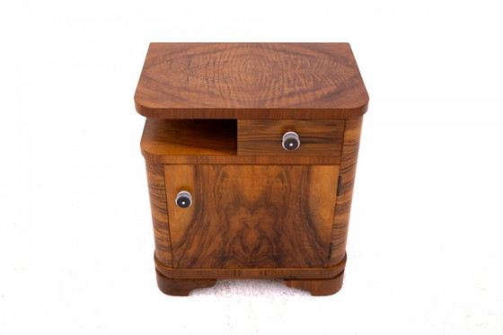 Image 1 of Juego de mesillas de noche de nogal, Polonia, primera mitad del siglo XX.