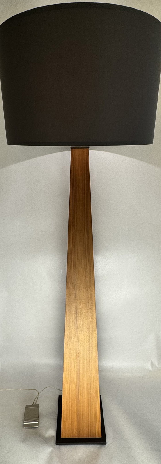 Image 1 of Exclusive wooden floor lamp by Natuzzi - Made in Italy