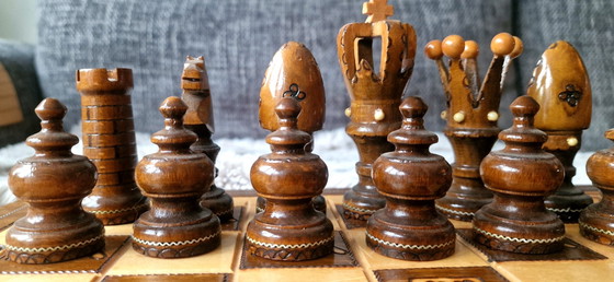 Image 1 of  Magnifique échiquier en bois vintage fait à la main avec des pièces uniques