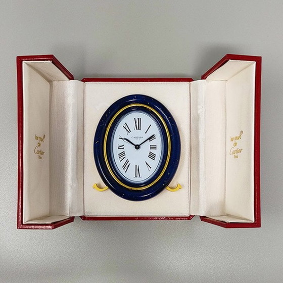 Image 1 of Pendulette Cartier en lapis-lazuli, superbe réveil des années 1980. Fabriqué en Suisse.