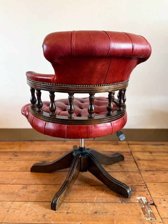 Image 1 of Silla de escritorio Chesterfield de cuero rojo con carácter atemporal