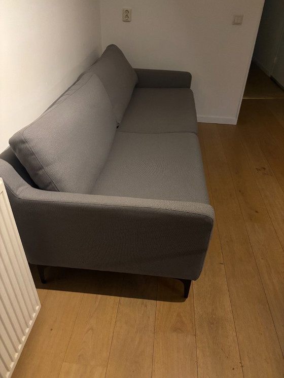 Image 1 of Astha, canapé 3 places, coloris Cura Gris clair, hauteur des pieds 17 cm, structure en métal noir