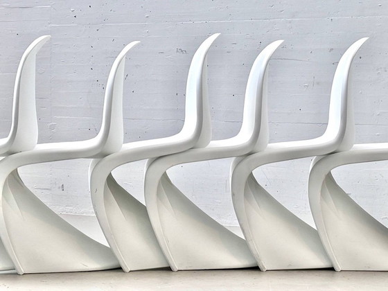 White chairs in the style of the Panton Chair – Space Age, 1970s – Side chairs, Plastic (photo 12 of 15)