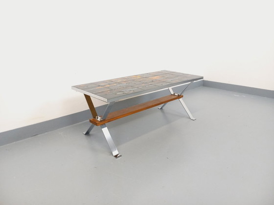 Image 1 of Vintage salontafel uit de jaren 60 en 70 van keramiek, verchroomd metaal en hout.