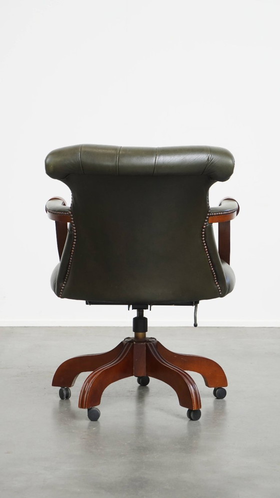 Image 1 of Sedia da ufficio chesterfield in pelle di vacchetta verde in stile inglese su rotelle