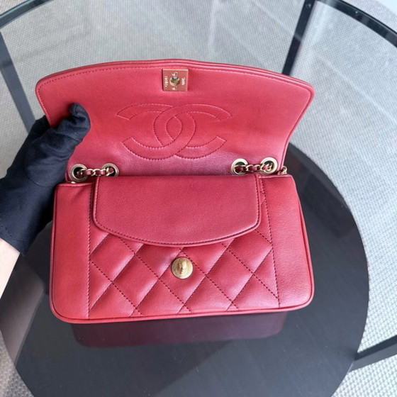 Image 1 of Chanel Diana Reissue Small - 22CM Gewatteerd Lamsleer Rood Goudkleurige Hardware Serie 20