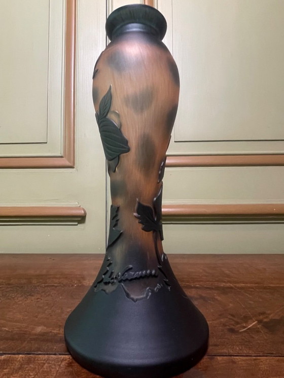 Image 1 of Vasen signiert DE VANNES – mehrschichtiges Glas – florales Dekor – 31 und 32 cm