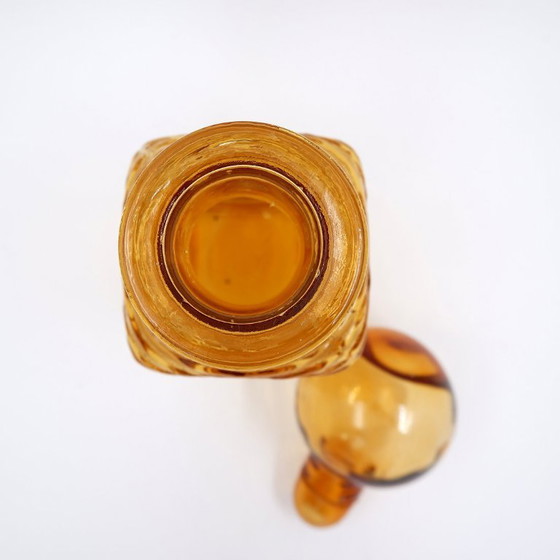 Image 1 of Vintage karaf in amberkleurig golvend Italiaans Empoli glas met ronde stop