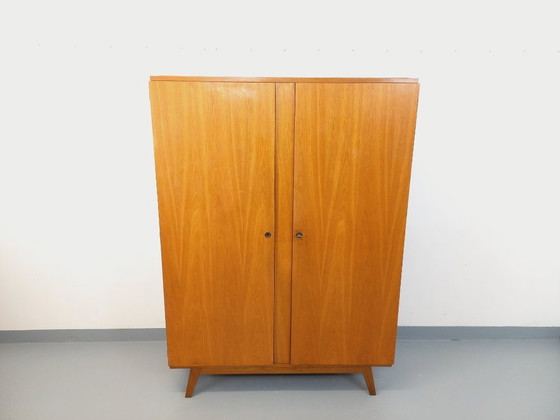 Image 1 of Armario antiguo de roble de la década de 1960.